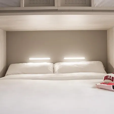 Room00 Salvador Хостел Севилья