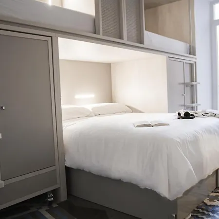 Room00 Salvador Хостел Севилья