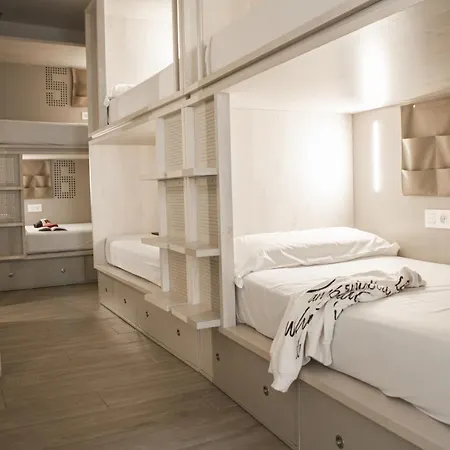 Room00 Salvador Хостел Севилья